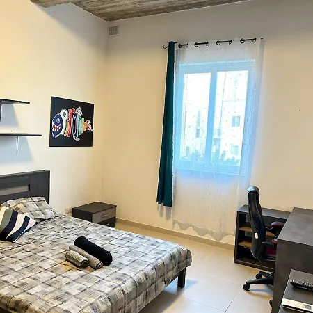 Luxury 3 Bedrooms 5 Min Away From Apartment *
