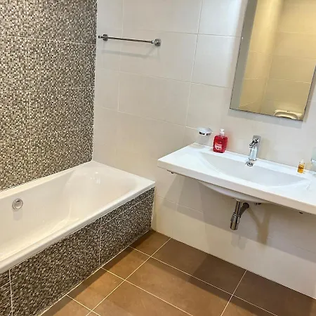 Luxury 3 Bedrooms 5 Min Away From