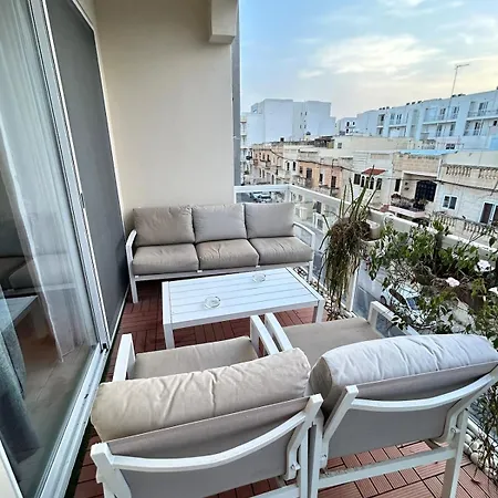 Luxury 3 Bedrooms 5 Min Away From Apartment